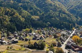 Pueblo del patrimonio mundial de la Unesco de Shirakawago en los Alpes japoneses