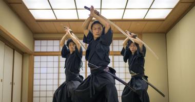 Atleta giapponese di arti marziali che prepara il kendo samourai