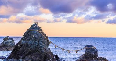 Rocce sacre sposate in riva al mare nella città religiosa di Ise, il primo luogo dello shintoismo in Giappone