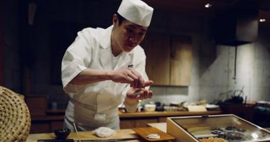 Maestro di sushi in un ristorante di Tokyo