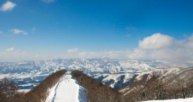 Skipiste im Skigebiet Nozawa Onsen in den japanischen Alpen