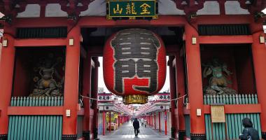 The kamiramon, thunder gate marks the entrance to the Senso-ji temple in Asakusa (Tokyo).