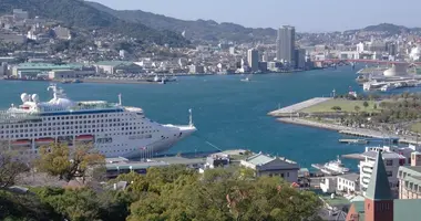 Vista del puerto de Nagasaki desde el Jardín Glover.