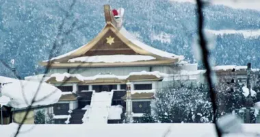 El templo Mahikari bajo la nieve.