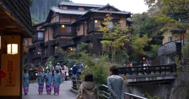 Ballade en yukata (kimono léger) le long de la rivière Kurokawa, qui donne son nom à cette célèbre station thermale d'Aso.