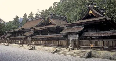 Los edificios del santuario de Hongu son austeros y con techos de paja.