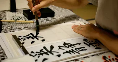 Une personne s'adonnant à la calligraphie