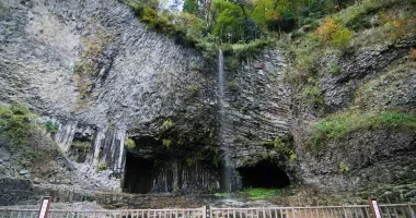 La grotte Genbudo et sa petit cascade