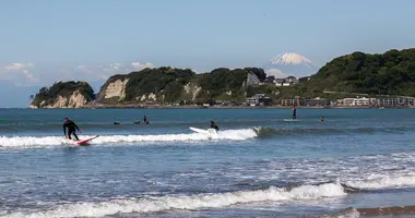 Surf et mont Fuji sur le plage de Zaimokuza, à Kamakura