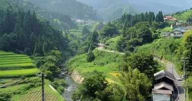Le village d'Ojiro est encaissé dans une vallée luxuriante