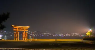Le torii du sanctuaire d'Itsukushima à Miyajima, vu de nuit