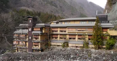 La façade du Nishiyama onsen keiukan 