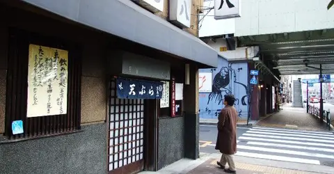 Discrète et classique, la façade du restaurant Tempura Tenkamehachi s'intègre parfaitement dans le paysage de Sumida.