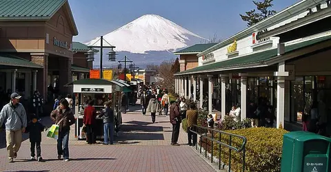 Une allée du Gotemba Premium Outlets.