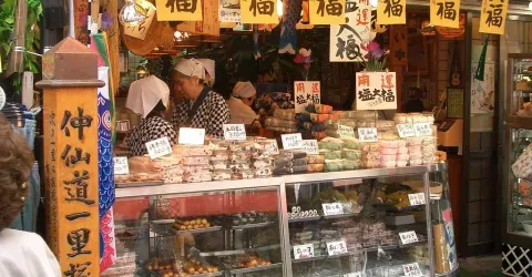 Cette pâtisserie du quartier de Sugamo vend des shio daifuku (bouchée de pâte de riz fourrée aux haricots salés)