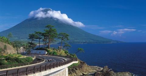 Une route au pied du mont Kaimondake, sur l'île de Kyushu