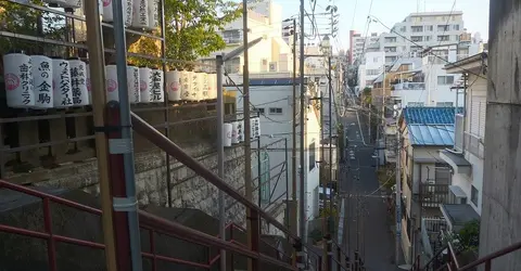 L'escalier devant le sanctuaire Suga à Tokyo