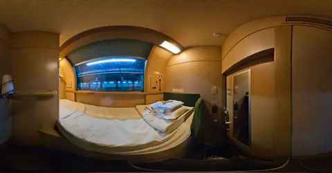 Intérieur d'une cabine du train de nuit Sunrise Express, gare d'Okayama.