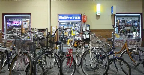 Vélos dans une rue d'Osaka, Japon