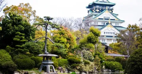 Le château d'Osaka vu d'un petit jardin à proximité