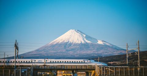 Le train à grande vitesse japonais Shinkansen passant devant le mont Fuji