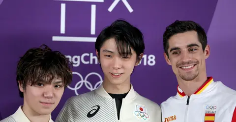 Shoma Uno (médaille d'argent) à gauche, Yuzuru Hanyu (médaille d'or) au centre et Javier Fernandez (médaille de bronze) à droite.