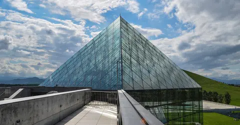 La pyramide de verre du parc