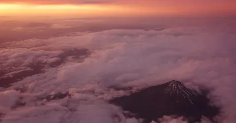 Le Mont Fuji perdu dans les nuages au coucher du soleil