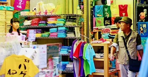 Il y a énormément de magasins de vêtements à Ameyoko