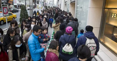 La folie des lucky bags devant les magasins de luxe La folie des lucky bags devant les magasins de luxe