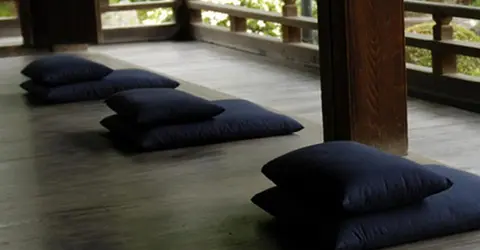 In Tokyo, some temples offer structured courses to learn the basics of Zen In Tokyo, some temples offer structured courses to learn the basics of Zen