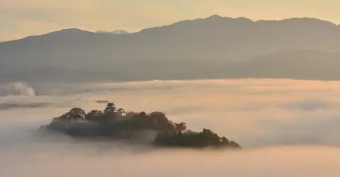 El castillo Echizen Ōno sobresale de un mar de nubes