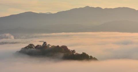 El castillo Echizen Ōno sobresale de un mar de nubes