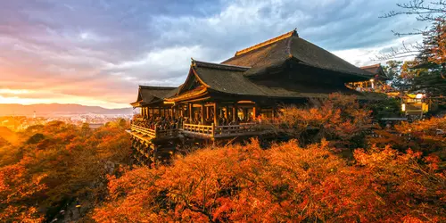 Couleurs d'automne à contempler au temple Kiyomizu-dera à Kyoto, Japon