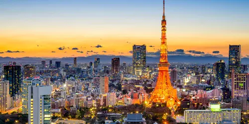 Le soleil se couche sur la tour de Tokyo et sur la mégalopole japonaise
