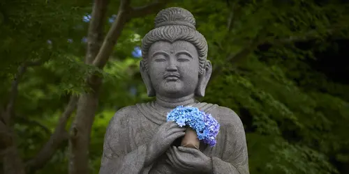 Jardin fleuri, vue sur mer et statue à onze têtes : le temple Hasedera, à Kamakura, mérite le voyage depuis Tokyo !