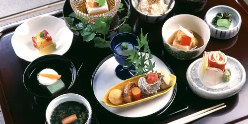 Dîner traditionnel japonais dans votre ryokan