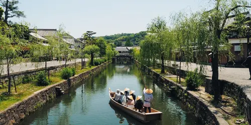 The town of Kurashiki is lined with canals and picturesque streets: a romantic city worth a visit!