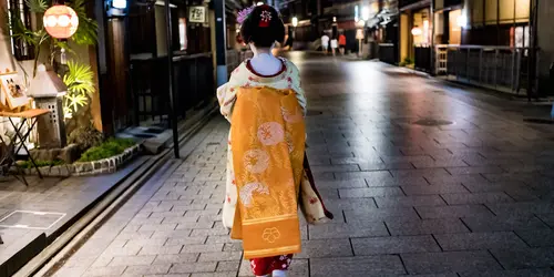 Une geisha dans les rues de Gion, le quartier traditionnel de Kyoto