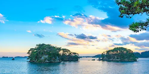 Matsushima Bay in der Abenddämmerung. Eine der drei Ansichten Japan