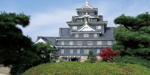 Okayama Schloss, das schwarze "Schloss", in der Nähe des Korakuen Gartens