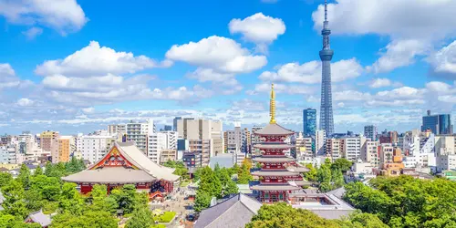 Senso-ji-Tempel in Asakusa mit Tokyo Sky Tree dahinter, ein Muss an Ihren ersten Tagen in Tokio