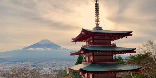 Monte Fuji dalla pagoda Kawaguchiko al tramonto