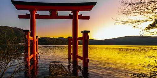 Heiwa no Torii im Lake Hakone, ein magischer und unverzichtbarer Ort in der Nähe des Mount Fuji