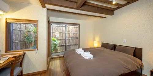Goditi i letti matrimoniali nella tua casa tradizionale di Kyoto e in tutti gli hotel del tour