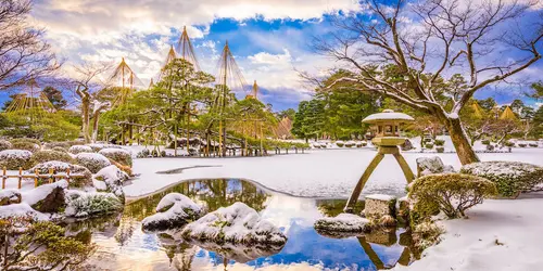 Kenroku-en garden, one of the 3 most beautiful in Japan : a must-see in Kanazawa, especially in Winter