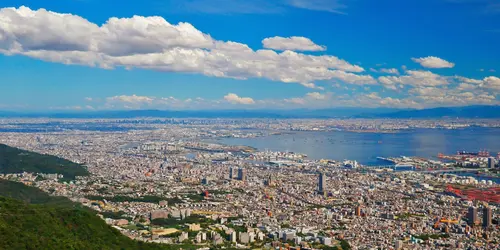 Besuchen Sie die Stadt und den Hafen von Kobe in der Nähe von Osaka und Kyoto mit dem Zug