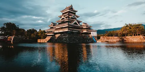 Le château de Matsumoto, connu en tant que "château du corbeau", à cause de son aspect extérieur sombre