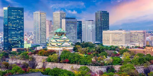 Die Burg Osaka, umgeben von Wolkenkratzern im Businessviertel