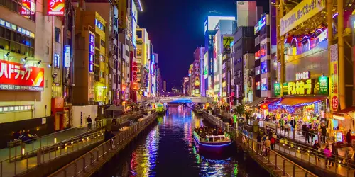 Dotonbori est le quartier le plus animé d'Osaka, la capitale gastronomique du Japon